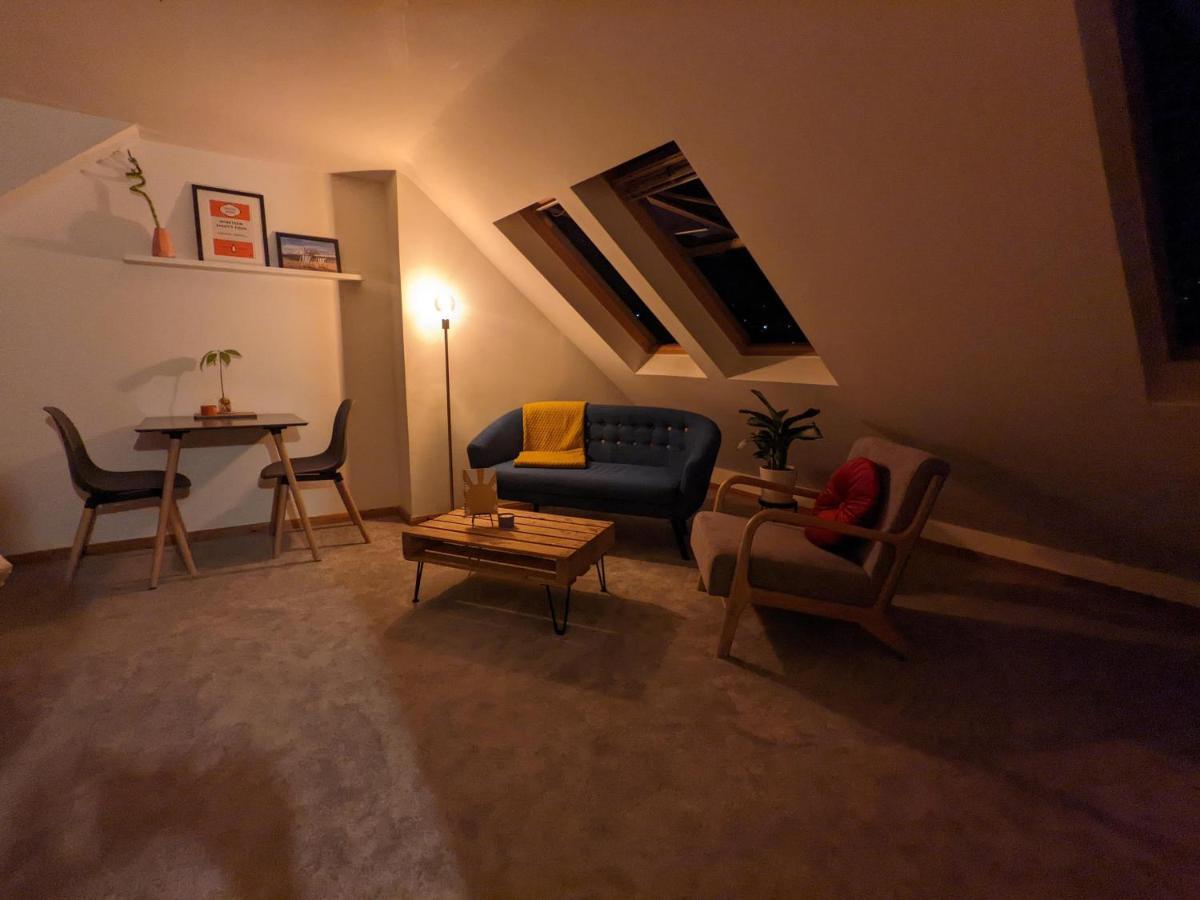 *Large Unique Retro Private Attic & Bathroom* Brighton Eksteriør billede