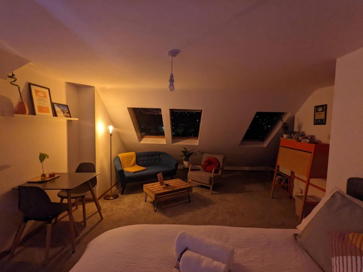 *Large Unique Retro Private Attic & Bathroom* Brighton Eksteriør billede